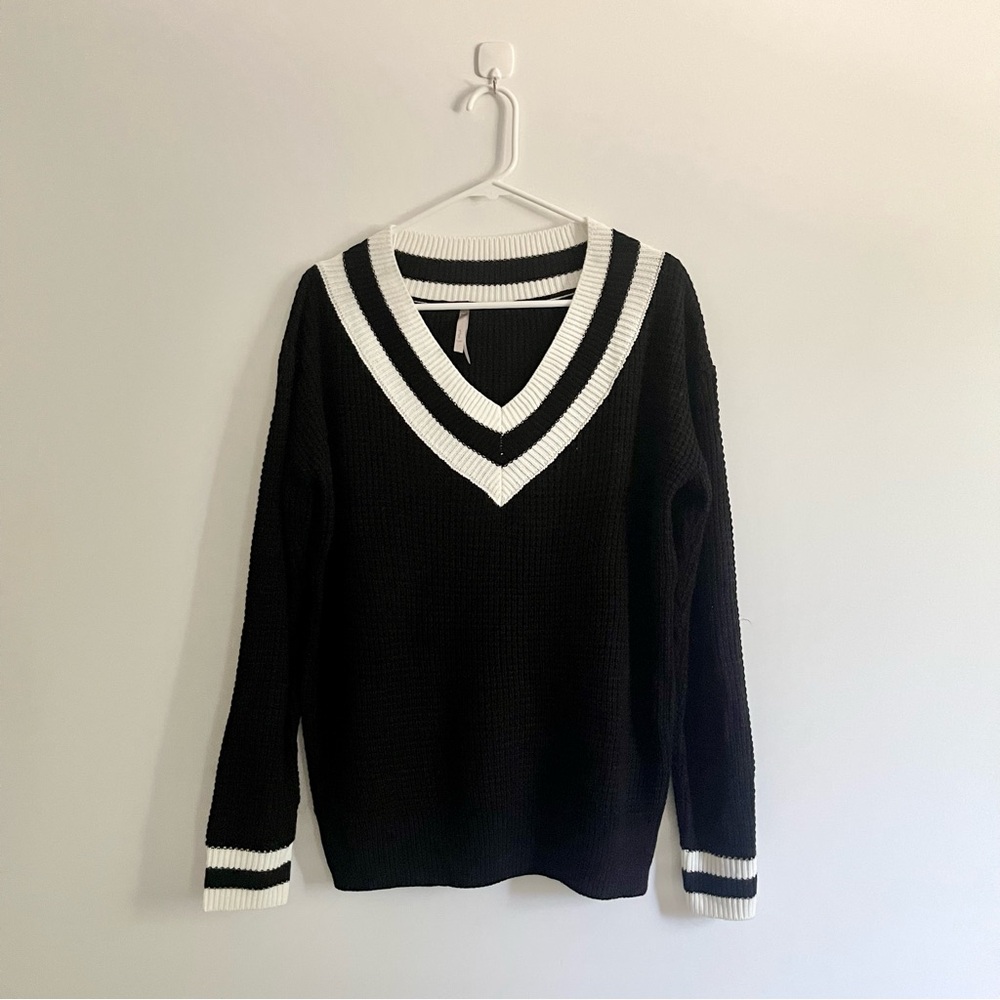 Oversized slouch preppy chic Black and White V-Neck knitted knit Sweater
